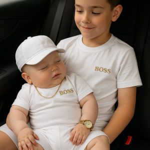 Conjunto Infantil Branco Boss – Estilo e Elegância para Meninos