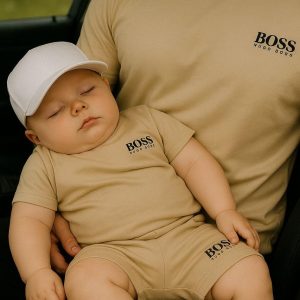 Conjunto Infantil Bege Boss – Estilo e Elegância para Meninos